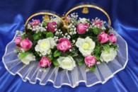 Свадебные кольца на машину с белыми и малиновыми розами арт. 122-360
