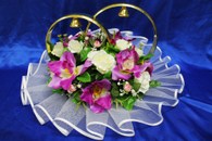 Свадебные кольца на машину с фиолетовыми орхидеями и айвори матовыми розами арт. 122-314