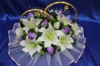 Свадебные кольца на машину с белыми лилиями и фиолетовыми розами арт. 122-231