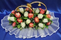 Свадебные кольца на машину с белыми и красными розами арт. 122-347