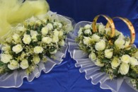 Свадебные украшения на машину, кольца и торпеда с розами айвори и желтым фатином арт.119-050