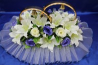 Свадебные кольца на машину с белыми лилиями, розами айвори и синими арт. 122-362