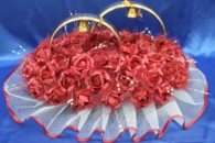 Свадебные кольца на машину с бордовыми латексными розами в фатине арт. 122-381