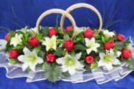 Свадебные кольца на машину жемчуг с бордовыми розами и белыми лилиями арт. 122-059
