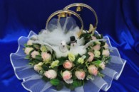 Свадебные кольца на машину голуби с розовыми и бежевыми розами арт. 122-411