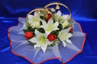 Свадебные кольца на машину с белыми лилиями, красными букетными розами и жемчугом арт. 122-249
