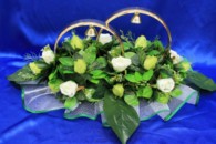 Свадебные кольца на машину с белыми и салатовыми розами арт. 122-368