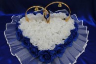 Свадебные кольца на машину сердце с белыми и синими розами арт. 122-061