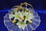 Свадебные кольца на машину с белыми лилиями и персиковыми розами арт. 122-254