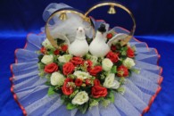 Свадебные кольца на машину голуби с красными и белыми розами арт. 122-412