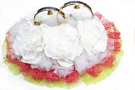 Свадебные кольца на машину с большими белыми цветами, розовой сеткой, салатовой органзой арт. 122-089