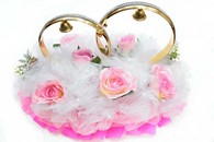Свадебные кольца на машину с розовыми розами и белым фатином арт. 122-375
