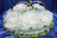 Свадебные кольца на машину с большими белыми цветами и салатовой органзой арт. 122-097