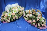 Свадебные украшения на машину, кольца и торпеда с розовыми розами и белыми лилиями арт.119-051