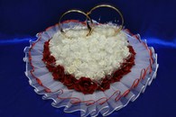 Свадебные кольца на машину сердце с красными бархатными и белыми латексными розами арт. 122-114