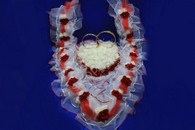 Свадебные украшения на машину, кольца сердце и лента на капот с бархатными и латексными розами арт.119-063