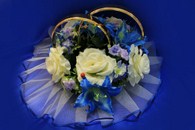 Свадебные кольца на машину с синими лилиями и розами айвори арт. 122-279