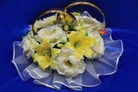 Свадебные кольца на машину с желтыми лилиями и розами айвори арт. 122-287