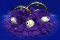 Свадебные кольца на машину с фиолетовым фатином и белыми латексными розами арт. 122-393