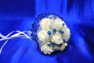 Букет дублер для невесты с белыми и бело-синими латексными розами и синим кружевом арт. 020-264