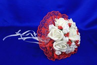 Букет дублер для невесты с белыми латексными розами и красным кружевом арт. 020-249