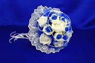 Букет дублер для невесты с белыми и бело-синими латексными розами и белым кружевом арт. 020-261