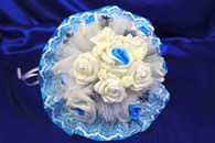 Букет дублер для невесты с белыми и бело-голубыми латексными розами арт. 020-241