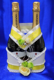 Корзинка для шампанского белая с желтой лентой арт. 048-002