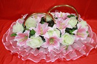 Свадебные кольца на машину розовые лилии и белые розы арт. 122-349