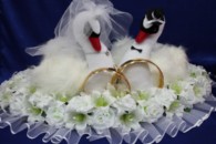 Свадебные кольца на машину лебеди большие с белыми розами и белыми лилиями арт. 122-454