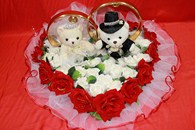 Свадебные кольца на машину мишки с красными бархатными и белыми латексными розами арт. 122-486