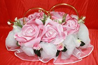 Свадебные кольца на машину с большими розовыми латексными розами и белым фатином арт. 122-077