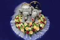 Свадебные кольца на машину слоники с персиковыми и фуксия розами арт. 122-026