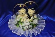 Свадебные кольца на машину маленькие мишки с белыми лилиями и розами арт. 122-042