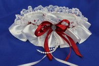Подвязка для невесты атласно-кружевная белая с бордовым бантиком арт.019-009
