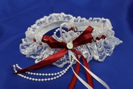 Подвязка для невесты кружевная белая с бордовым бантиком арт.019-004