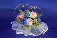 Свадебные кольца на машину с синими розами и бело-фиолетовыми пионами, арт. 122-526