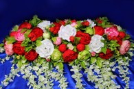 Икебана с красными и салатовыми пионами и белыми розами арт.056-089
