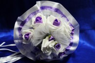 Букет дублер для невесты с бело-сиреневыми латексными розами и белым атласом арт. 020-300