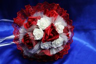 Букет дублер для невесты с красними и белыми латексными розами, белым фатином и красным кружевом арт. 020-305