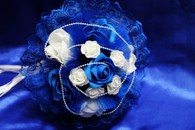 Букет дублер для невесты с синими и белыми латексными розами,синим фатином и синим кружевом арт. 020-307