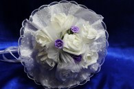 Букет дублер для невесты с белыми и сиреневыми латексными розами, белым фатином и кружевом арт.020-312