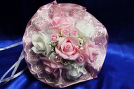 Букет дублер для невесты с розовыми и белыми латексными розами, розовым атласом и белым кружевом арт.020-313