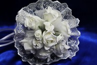 Букет дублер для невесты с белыми латексными розами и белым кружевом арт. 020-315
