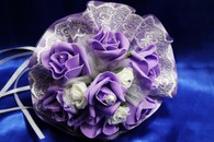 Букет дублер для невесты с фиолетовыми и белыми латексными розами и белым кружевом арт. 020-317