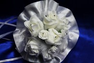Букет дублер для невесты с белыми латексными розами и белым атласом арт. 020-318