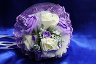 Букет дублер для невесты с фиолетовыми и белыми латексными розами и фиолетовым кружевом арт. 020-322
