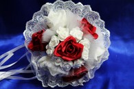 Букет дублер для невесты с белыми и красными латексными розами и белым кружевом арт. 020-324
