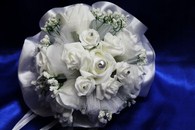 Букет дублер для невесты с белыми латексными розами и белым атласом арт. 020-326