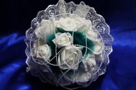 Букет дублер для невесты с белыми латексными розами, бирюзовым фатином и белым кружевом арт. 020-329